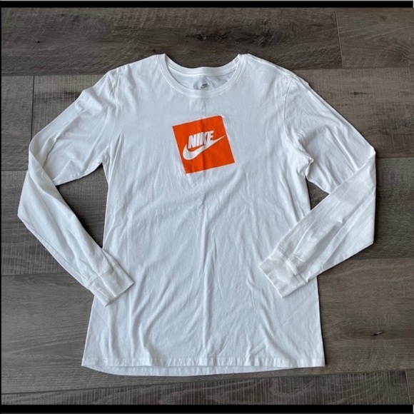 Nike Logo Long Sleeve Tee in White Size Medium - Picture 1 of 5